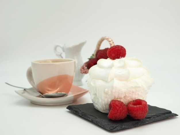 Colazione rustica Caffè latte merengue lamponi freschi isolati su sfondo bianco