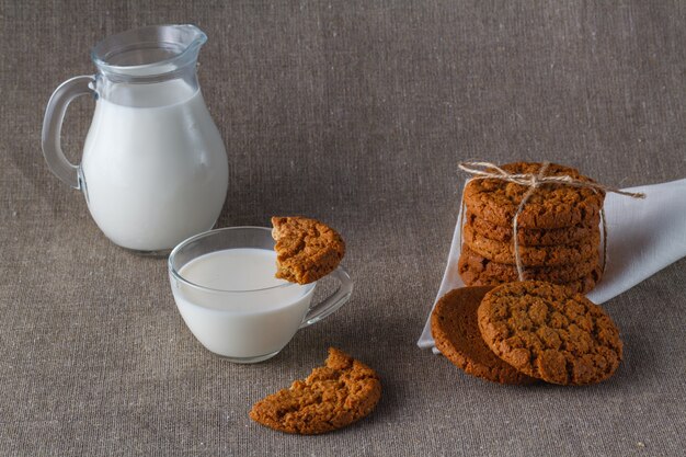 Colazione salutare. Biscotti d'avena con latte