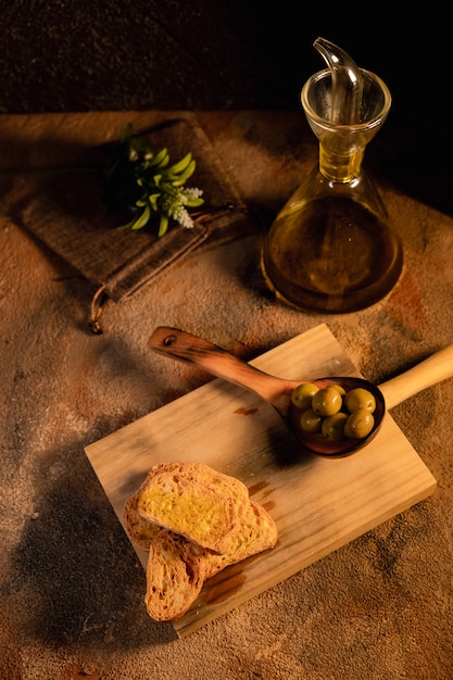 Colazione salutare. Brindisi di olio d'oliva sulla vista superiore di superficie nera. cibo spagnolo