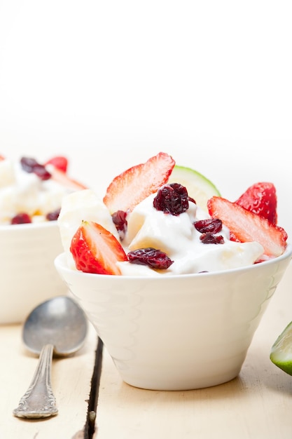 Colazione salutare con insalata di frutta e yogurt