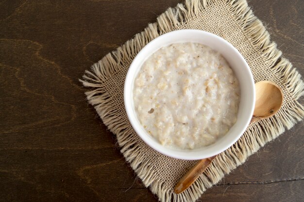 Colazione salutare. Farina d&#39;avena in una ciotola bianca