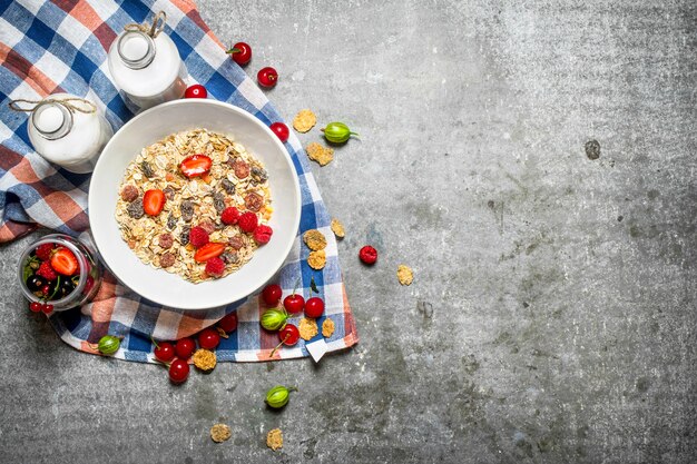 Colazione salutare. Muesli con ciliegie, fragole e latte