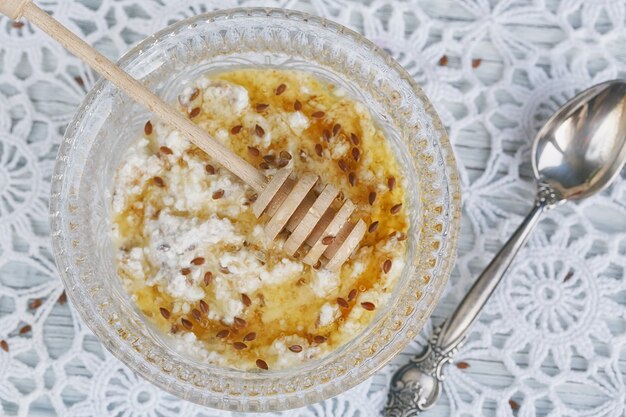 Colazione salutare. Ricotta più fiocchi d'avena, semi di lino e miele.