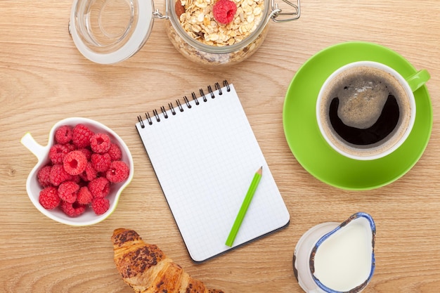 Colazione sana con bacche di muesli e latte