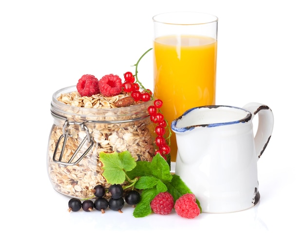 Colazione sana con bacche di muesli e succo d'arancia