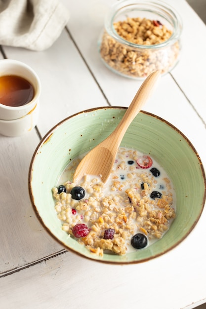 Colazione sana con muesli con latte e frutta