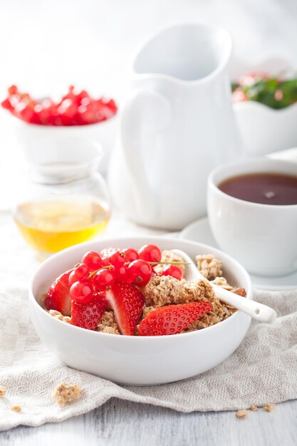 Colazione sana con muesli e fragole