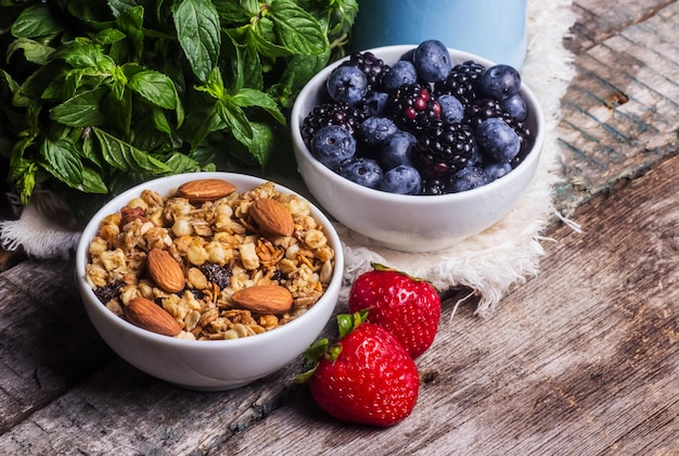 Colazione sana con noci e bacche di muesli