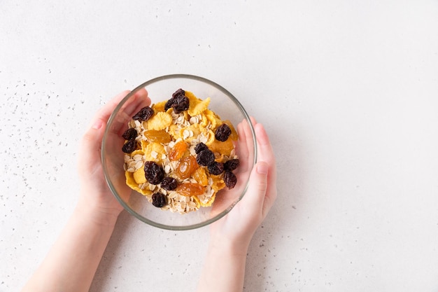 Colazione sana, cultura della dieta. Muesli fresca, muesli con uvetta. Copia spazio