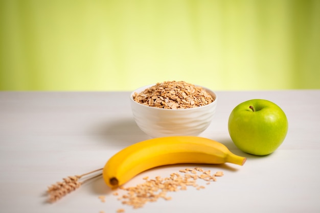 Colazione sana ingredienti farina d'avena e frutta