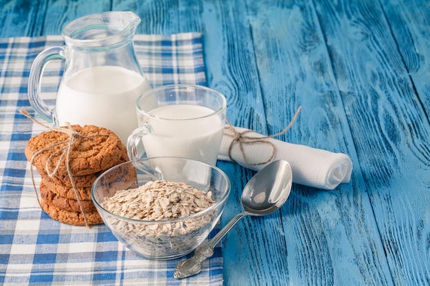 Colazione sana minima con avena e bicchiere di latte