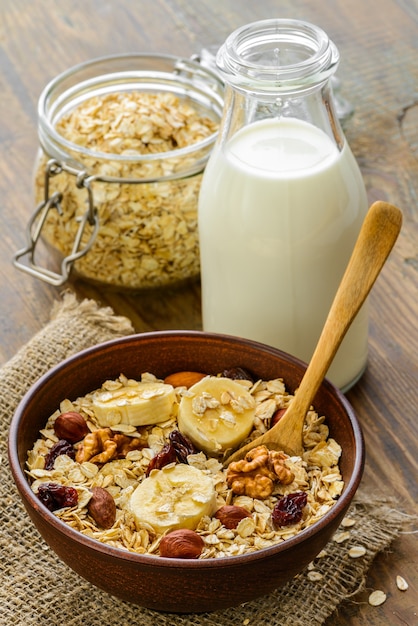 Colazione sana - muesli integrale con banana e gelato.