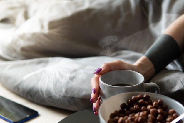 Colazione secca e caffè caldo colazione romantica a letto per una ragazza