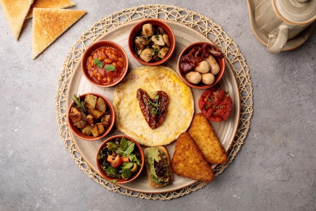 Colazione spagnola con insalata di fagioli di pane e pesce servito in un piatto isolato sulla vista del tavolo della colazione araba