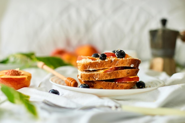 Colazione su lenzuola bianche buongiorno toast francese estivo