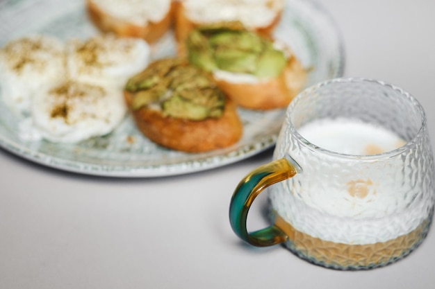 Colazione su un piatto Uova in camicia e panini al formaggio