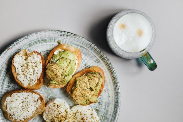 Colazione su un piatto Uova in camicia e panini al formaggio