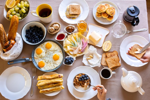 Colazione sulla vista da tavoloCibo sulla vista da tavoloMuesli con frutti di bosco Uova frittePasto giorno