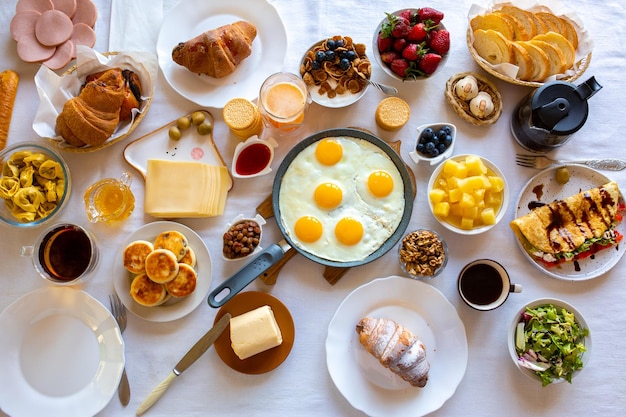 Colazione sulla vista da tavoloCibo sulla vista da tavoloMuesli con frutti di bosco Uova frittePasto giorno