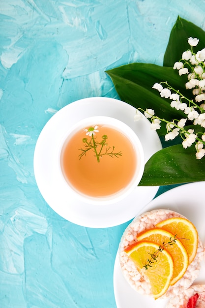 Colazione - tè, fette biscottate di riso con frutta fresca