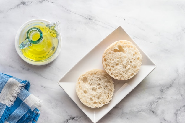 Colazione tipica spagnola con pane e olio