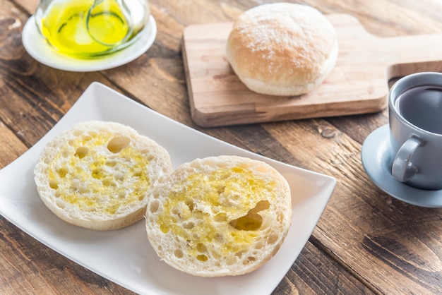 Colazione tipica spagnola con pane e olio