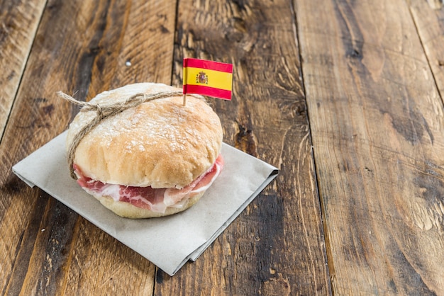 Colazione tipica spagnola con pane e prosciutto serrano