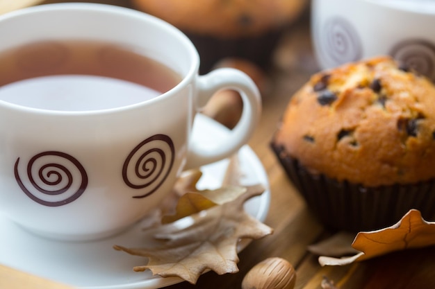 Colazione - torta e tazza di tè su un vassoio di legno