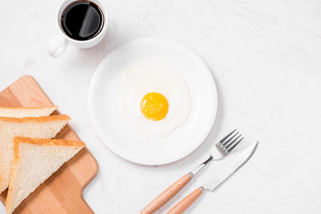 Colazione tradizionale con uova fritte su un piatto