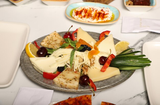 Colazione tradizionale turca servita con tè tradizionale turco su tavolo di marmo cucina Hatay colazione deliziosa e tradizionale in Turchia