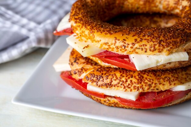 Colazione turca tradizionale con bagel turco con formaggio e pomodori (nome turco; simit o gevrek)