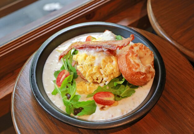 Colazione, uova strapazzate con pancetta fritta.