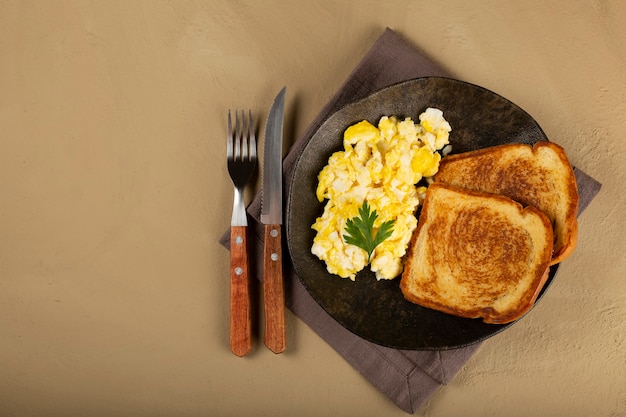 Colazione Uova strapazzate con pane tostato