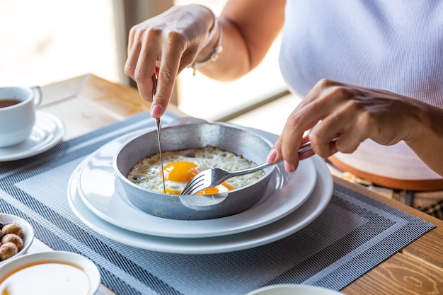 Colazione varia, set di uova strapazzate con pomodori e uova strapazzate classiche, diversi tipi di snack