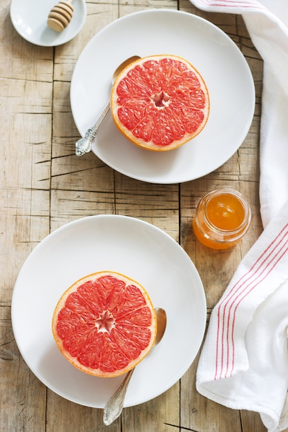 Colazione vegetariana per due pompelmi al forno