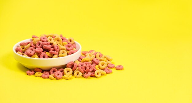 Colazione veloce a base di cereali sotto forma di anelli su un piatto