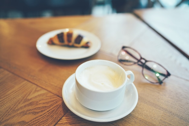 Colazione veloce con caffè e croissant sul tavolo