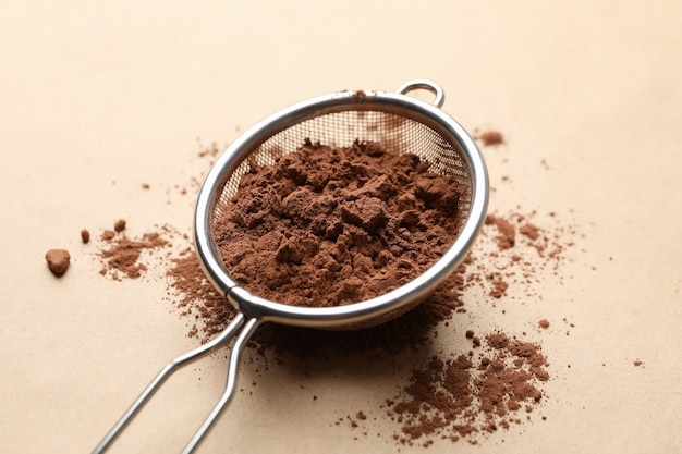 Colino con cacao in polvere su cartone, fine in su