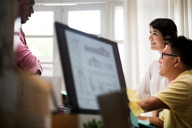 Collaboratori che lavorano insieme