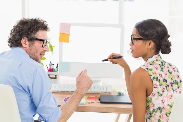 Collaboratori concentrati che parlano e fanno brainstorming