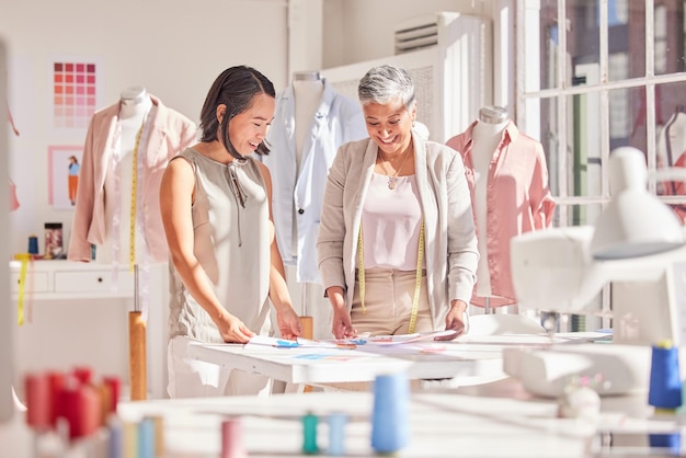 Collaborazione al lavoro di squadra e team di stilisti che lavorano su una nuova collezione pianificando e condividendo la visione in uno studio di design Collaborazione tra donne e creazione di pensieri per abbigliamento e idee di moda