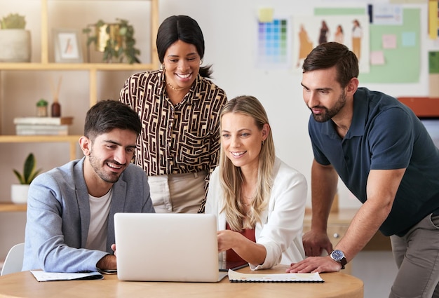 Collaborazione con i designer e riunioni di lavoro che lavorano su laptop per consulenza sul design della moda o team di marketing digitale Presentazione del lavoro di squadra e uomini d'affari creativi in una società di progettazione grafica