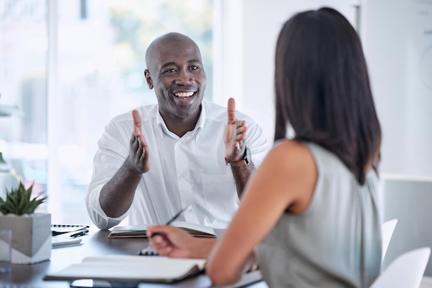 Collaborazione lavoro di squadra e uomini d'affari che si incontrano per la revisione dei kpi aggiornamento dello sviluppo del progetto e comunicazione b2b dell'ufficio Uomo di colore aziendale che parla con una donna cliente o dipendente in trattativa di lavoro