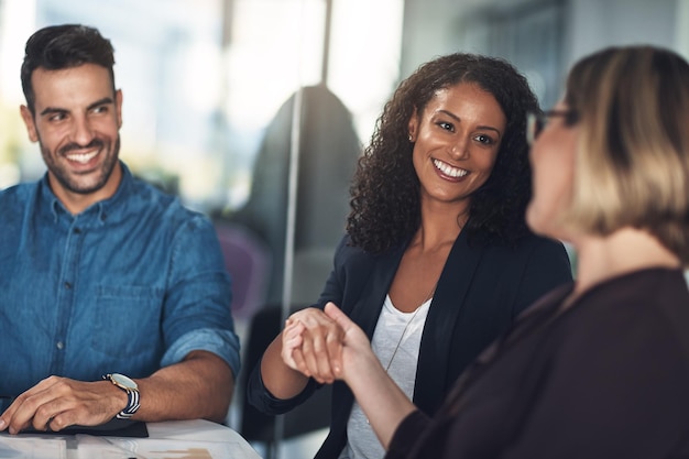 Collaborazione stretta di mano e affare mentre si introduce congratulandosi e augurando buona fortuna a un collega per la promozione della leadership Diversi uomini d'affari che celebrano la crescita e il contratto di squadra