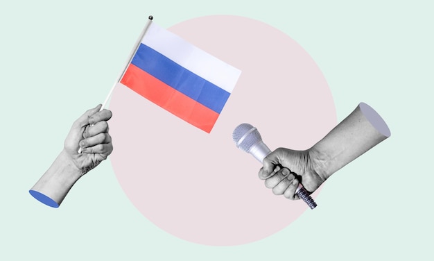 Collage artistico collage di una mano che tiene il microfono della bandiera russa nell'altra mano