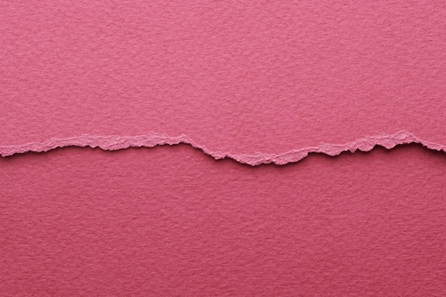 Collage artistico di pezzi di carta strappata con bordi strappati Collezione di note adesive Colori rosso bordeaux brandelli di pagine di quaderno Sfondo astratto