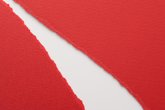 Collage artistico di pezzi di carta strappati con bordi strappati Collezione di note adesive colori rossi e bianchi frammenti di pagine di quaderni sfondo astratto