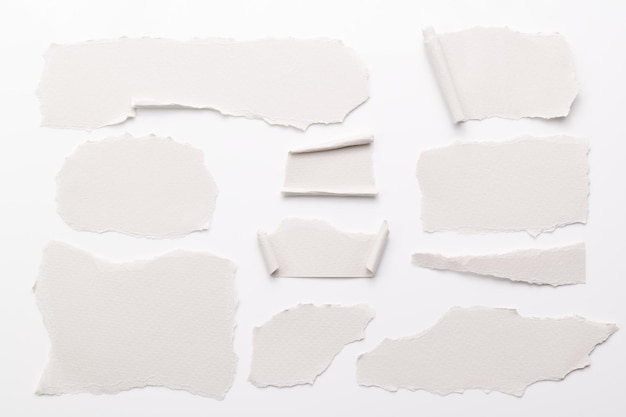 Collage artistico di pezzi di carta strappati con i bordi strappati Collezione di note adesive colori bianchi frammenti di pagine di quaderno sfondo astratto