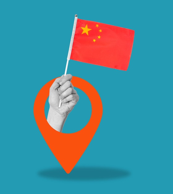 Collage artistico Mano con la bandiera cinese e l'icona di navigazione su sfondo blu