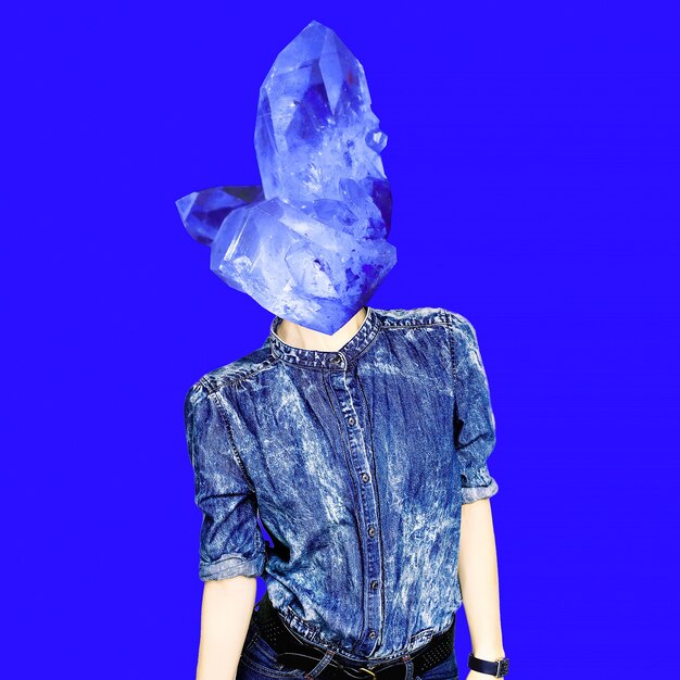 Collage di arte contemporanea. Ragazza in denim blu cristallo. Design minimale